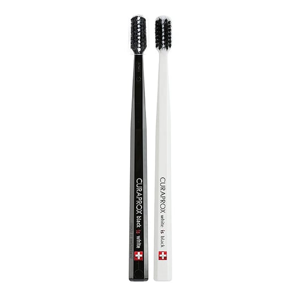 curaprox-black-is-white-kit-escova-dentes-preta-branca-qaer7-ccs.webp